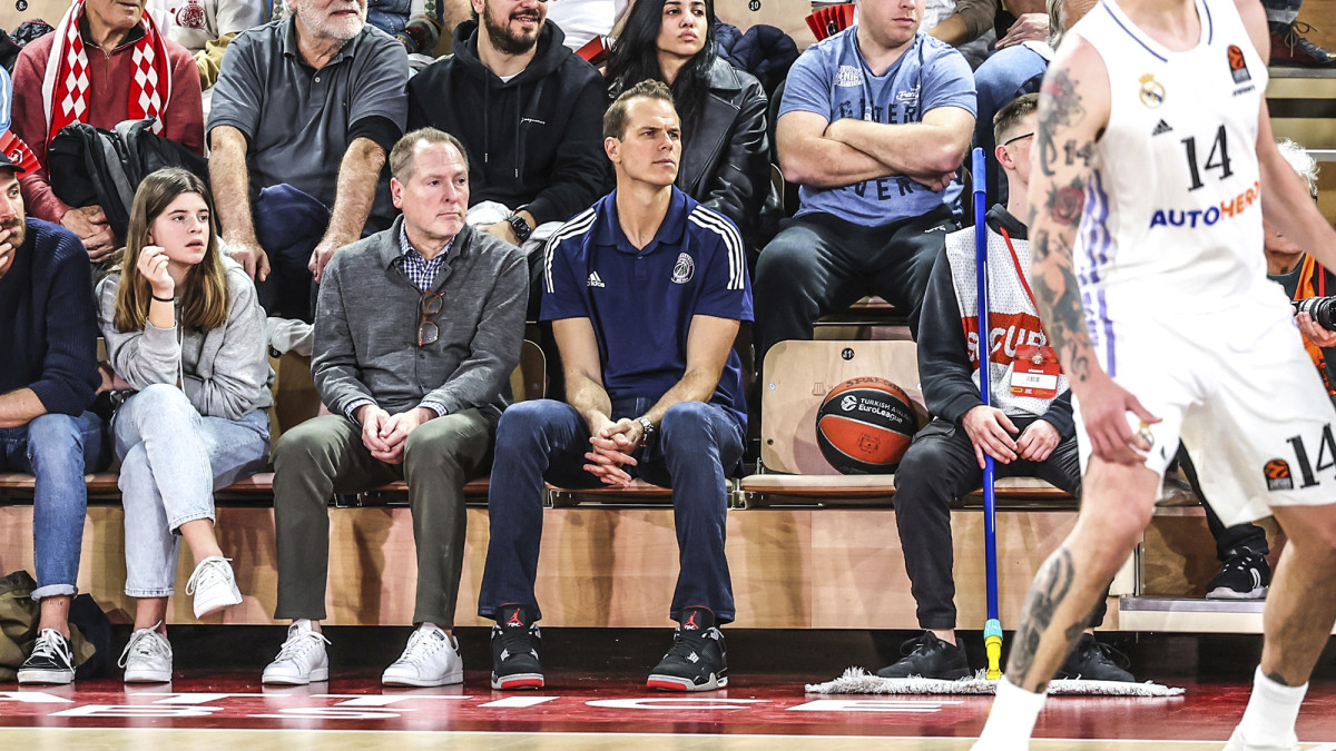 Before he moves into a state-of-the-art arena, Kahn is settling for wooden benches.